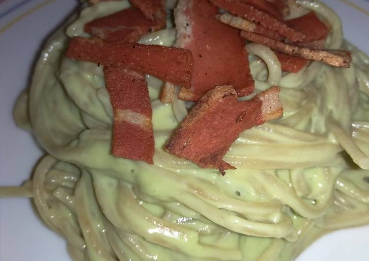 Spaguettis con salsa de aguacate y bacon vegano🥑