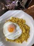 Coliarroz con curry y huevo