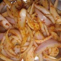 A picture of Smoked onion (salad).