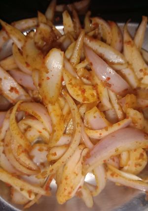 A picture of Smoked onion (salad).