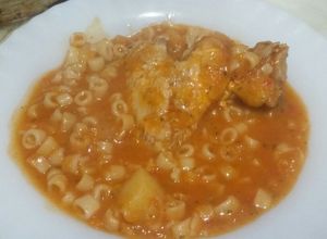 Una foto de Guisito de fideos dedalitos y alitas!
