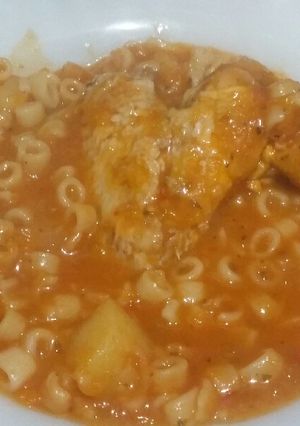 Una foto de Guisito de fideos dedalitos y alitas!