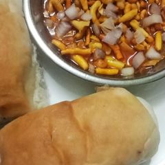 A picture of Misal pav.