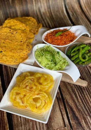 जलेबी फाफडा (jalebi fafda recipe in marathi) रेसिपी चे मुख्य फोटो 