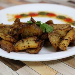A picture of Crispy Garlic Baked potato wedges.