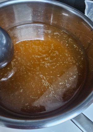 Una foto de Caldo de pollo y huesos