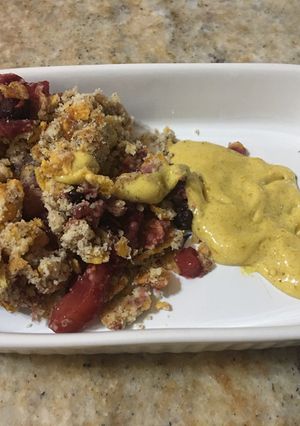 Una foto de Crumble de mamzanas y moras c crema de sambayon !!