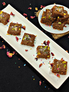 गुड़ नारियल बर्फी(GUD NARIYAN KI BARFI RECIPE IN HINDI) रेसिपी मुख्य फोटो