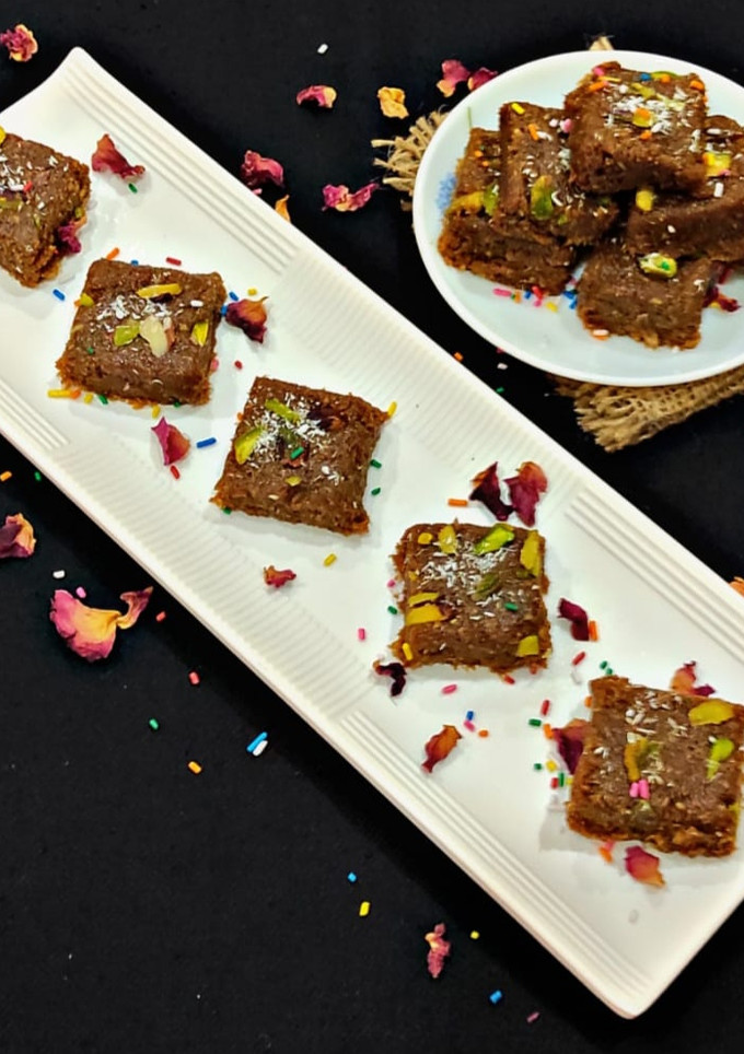 गुड़ नारियल बर्फी(GUD NARIYAN KI BARFI RECIPE IN HINDI) रेसिपी मुख्य फोटो