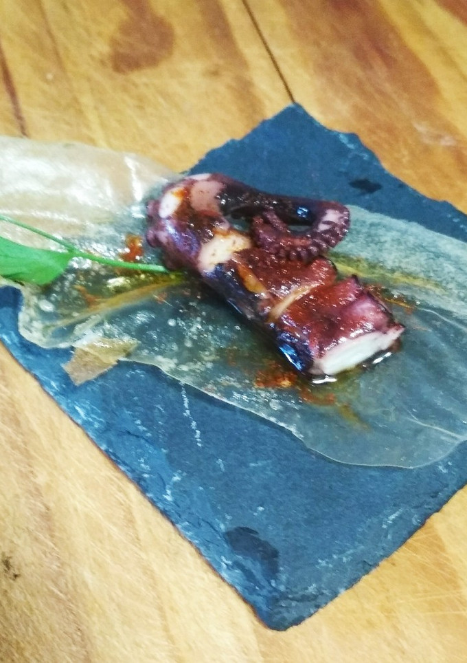 Una foto de Pulpo a la plancha sobre patata cristalizada