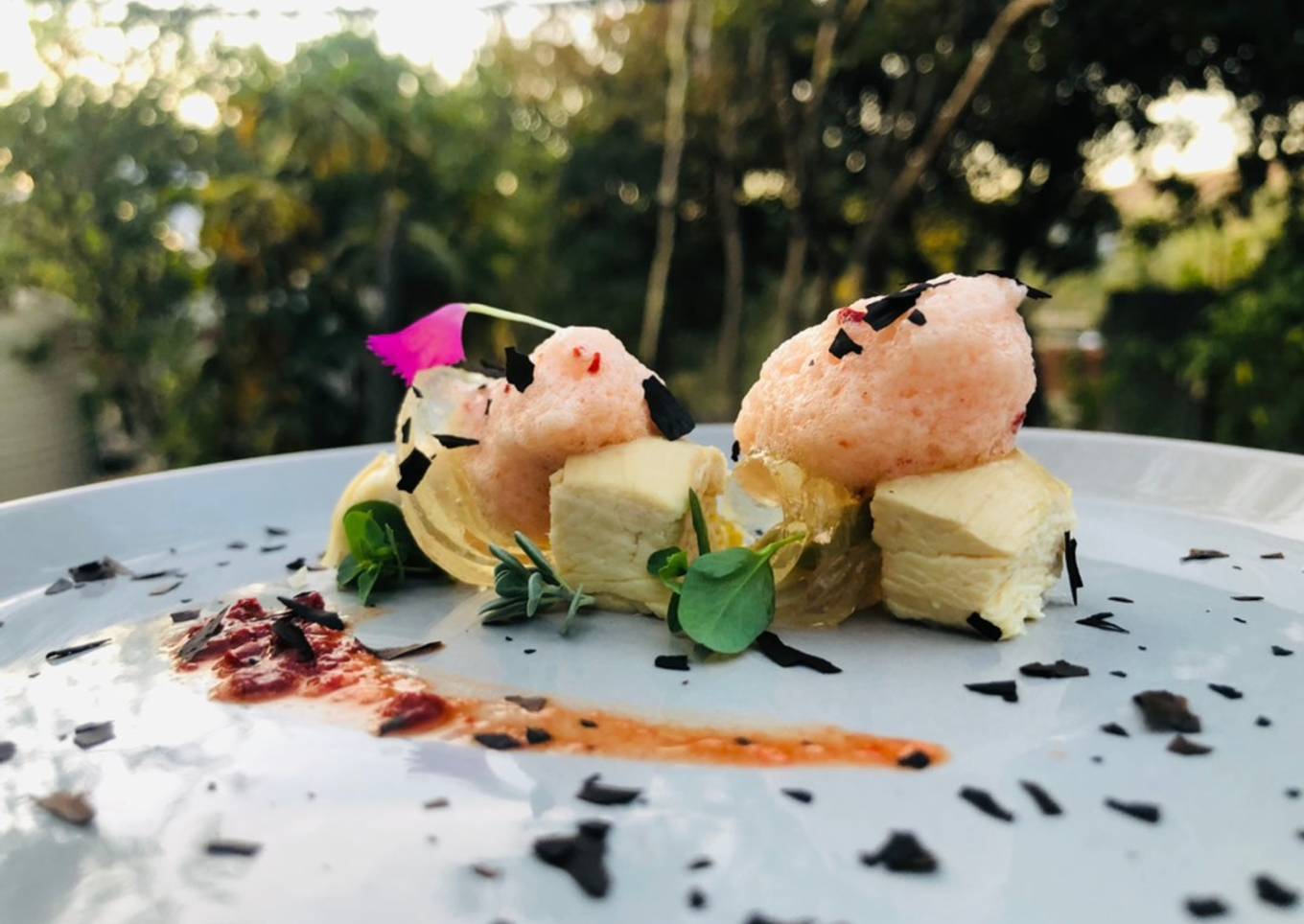 Espuma de enchilado con pollo y ravioles cristalinos