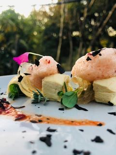 Una foto de Espuma de enchilado con pollo y ravioles cristalinos