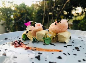 Una foto de Espuma de enchilado con pollo y ravioles cristalinos