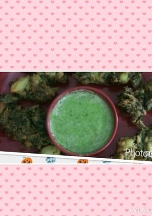 A picture of Dhania moongra & mirchi chutney.