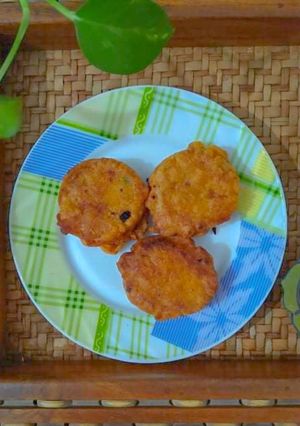 ক্রিস্পি আলুর চপ টমেটো আর সরিষার তেল দিয়ে 😋 রেসিপির প্রধান ছবি
