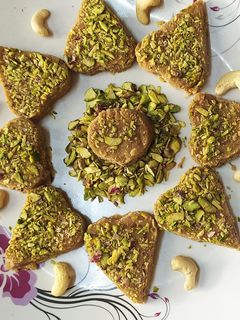 ડ્રાયફ્રુટ સુખડી(Dryfruit sukhdi recipe in Gujarati) રેસીપી મુખ્ય ફોટો