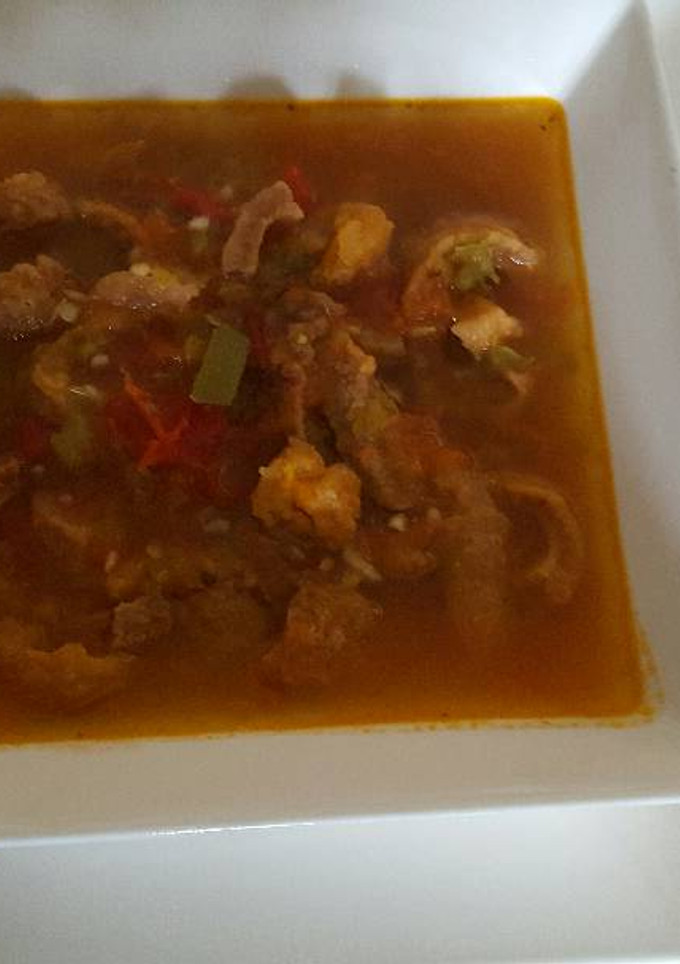 Una foto de Chicharrón en salsa de jitomates cocidos