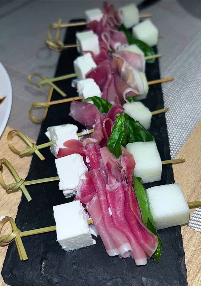Шпажки з хамоном, динею та бринзою🍡