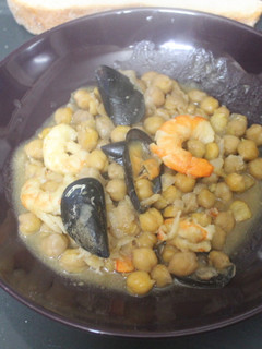 Una foto de Garbanzos con marisco