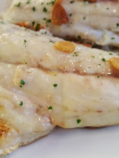 Una foto de Lubina al horno con ajitos y perejil
