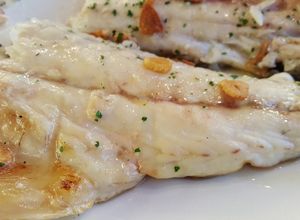 Una foto de Lubina al horno con ajitos y perejil