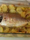 Pescado al horno con patatas, cebolla y pimientos