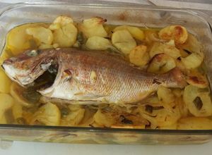 Foto principal de Pescado al horno con patatas, cebolla y pimientos