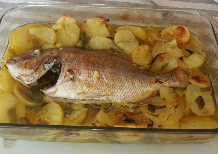 Pescado al horno con patatas, cebolla y pimientos