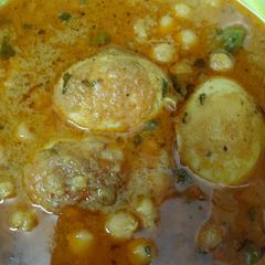 A picture of Anda chana gravy.