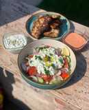Görögös grillezett karaj santorini salátával és tzatzikivel
