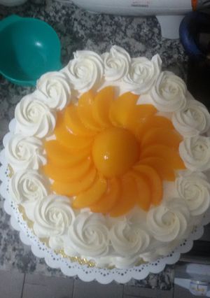 Una foto de Torta de crema y duraznos