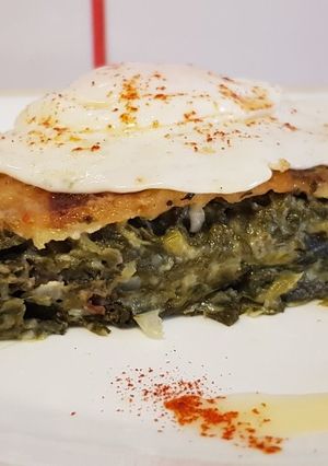 O poză a rețetei Spanac cremos gratinat cu ochiuri.