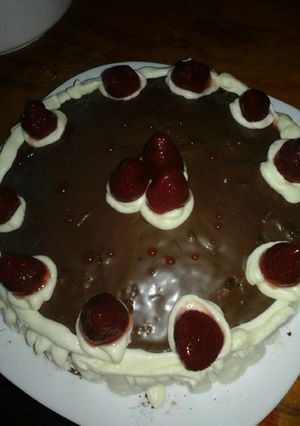 Una foto de Torta de chocolate con crema y frutilla