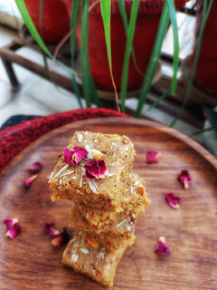 बेसन की बर्फी (besan ki barfi recipe in hindi) रेसिपी मुख्य फोटो