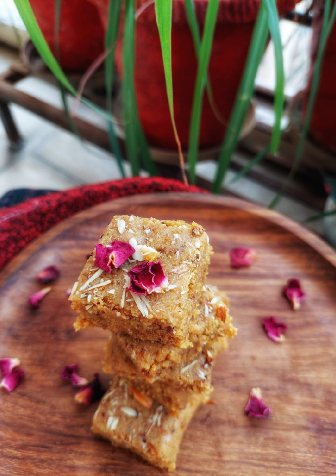 बेसन की बर्फी (besan ki barfi recipe in hindi) रेसिपी मुख्य फोटो