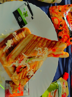 पिज़्ज़ा फ्लेवर पनीर चीज़ सैंडविच (pizza flavour paneer cheese sandwich recipe in Hindi) रेसिपी मुख्य फोटो