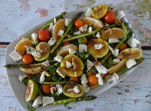 Foto de Salada de rúcula com figos e espargos grelhados e queijo de cabra