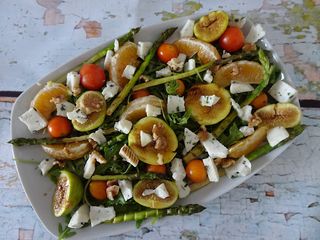Salada de rúcula com figos e espargos grelhados e queijo de cabra
