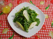 Una foto de ensalada de peras