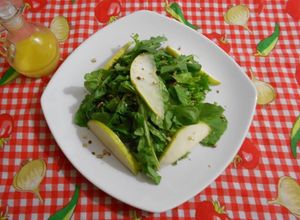 Una foto de Ensalada de lechuga arugula y peras