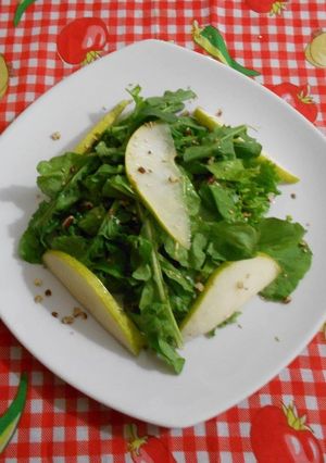 Una foto de Ensalada de lechuga arugula y peras