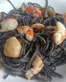Espaguetis negros con champiñones y gambones
