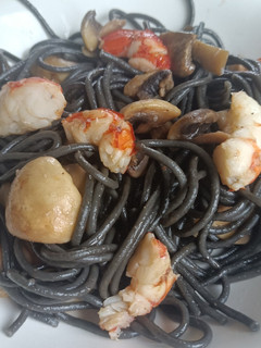 Una foto de Espaguetis negros con champiñones y gambones