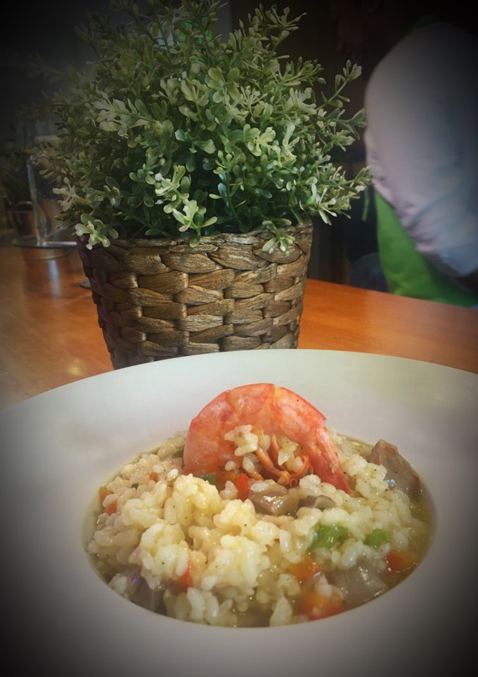 Una foto de Arroz caldoso con gambón y setas