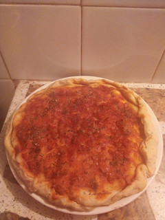 Una foto de Pizza rellena de carne y lechuga