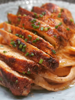 Una foto de Tallarines y pollo con especias cajun