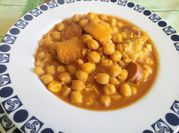 Una foto de callos de ternera con garbanzos