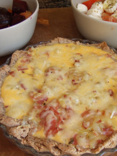 Una foto de Quiché de jamón ibérico y bacon con queso mozzarella