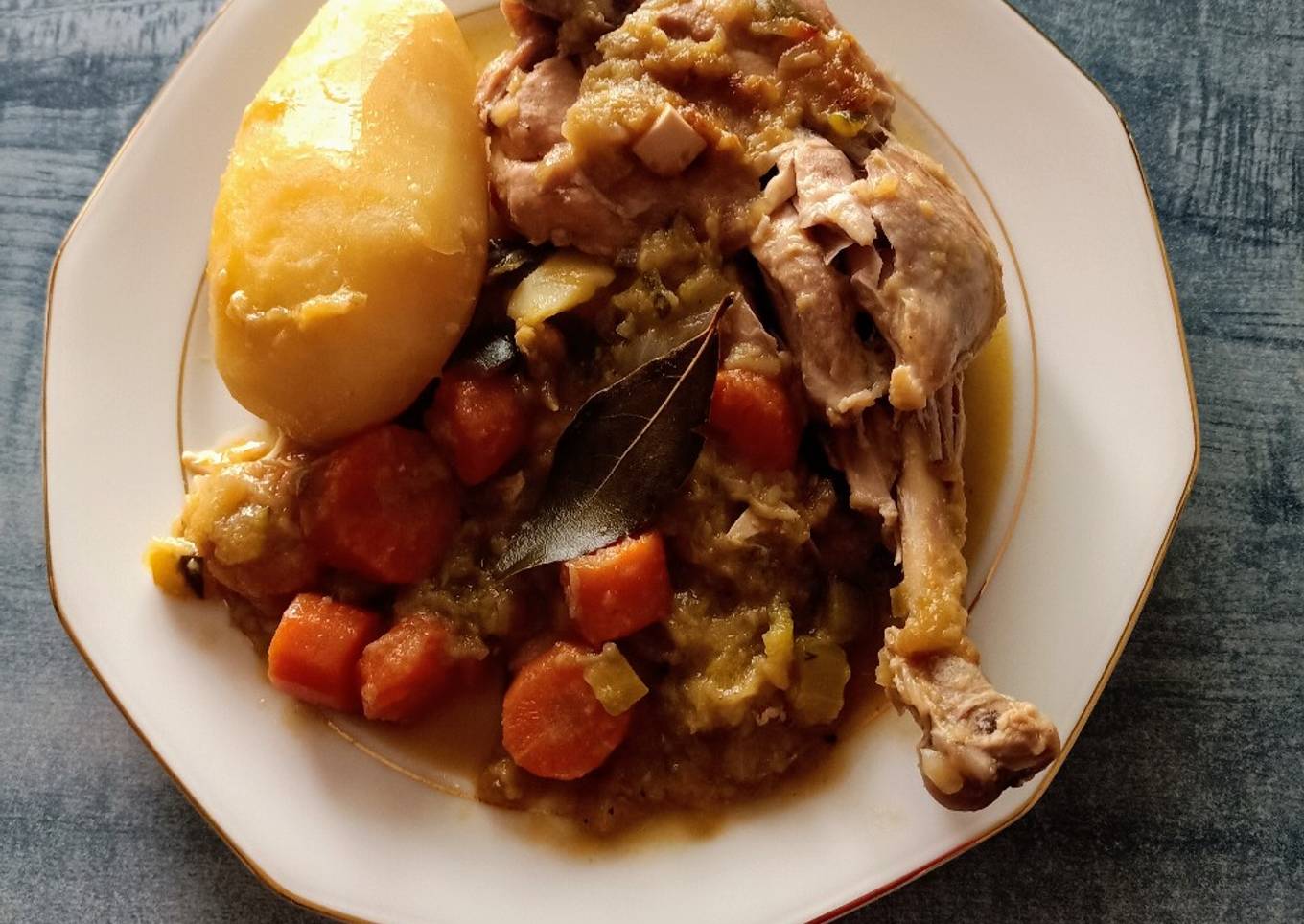 Pollo a la olla con verduras y patata