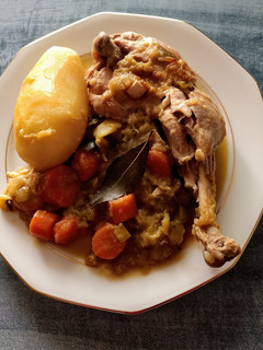 Una foto de Pollo a la olla con verduras y patata